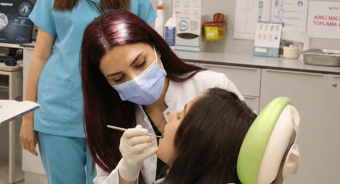 Diş hekimliğinde eğitim anlayışı değişiyor: Vaka çeşitliliği ve yapay zekâ öne çıkıyor Diş hekimliği eğitiminde teknolojik gelişmeler ve farklı klinik vakalar, öğrencilerin