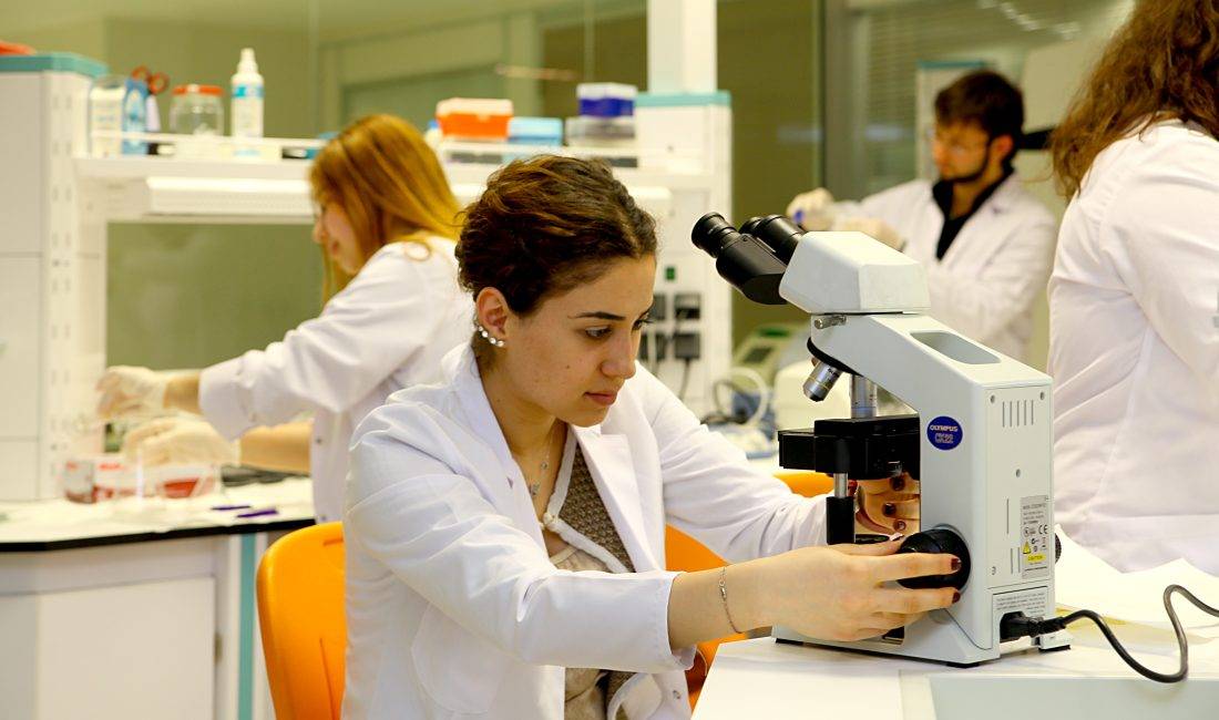 Ek yerleştirmede sağlık teknolojileri gençlere yeni kariyer alanları sunuyor YKS’de ilk tercihlerinde istediği bölüme yerleşemeyen adaylar için ek yerleştirme