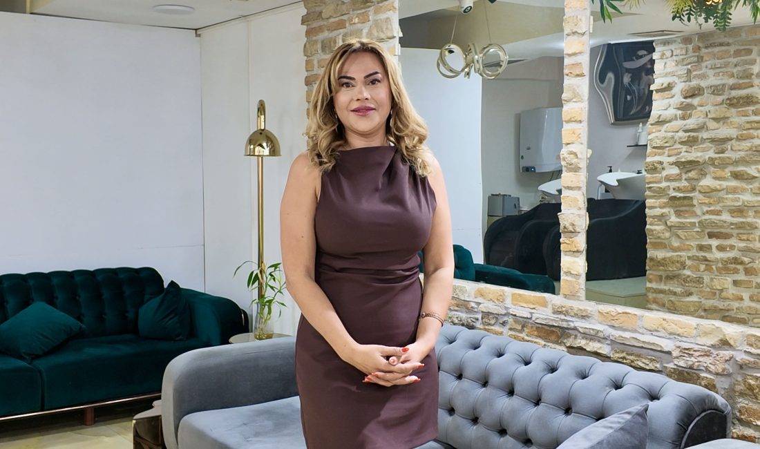 Mağdur Olarak Girdiği Güzellik Sektöründe Şimdi Uzman Yetiştiriyor Bir güzellik salonunda yüzüne uygulanan işlem sonrasında yüzünde lekeler oluşan
