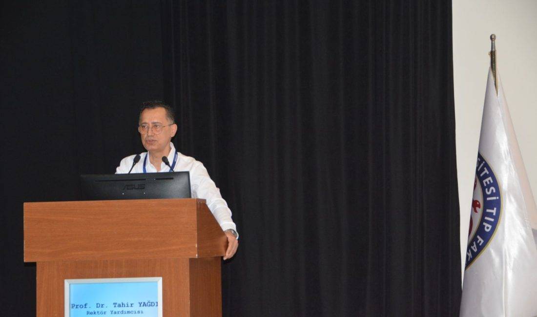 Prof. Dr. Tahir Yağdı, tıp fakültesi öğrencilerine hekimliğin yol haritasını anlattı Ege Üniversitesi Tıp Fakültesine yeni başlayan öğrencilerle buluşan Rektör Yardımcısı