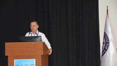Prof. Dr. Tahir Yağdı, tıp fakültesi öğrencilerine hekimliğin yol haritasını anlattı Ege Üniversitesi Tıp Fakültesine yeni başlayan öğrencilerle buluşan Rektör Yardımcısı