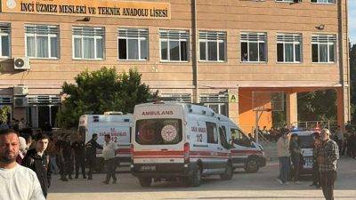 Hekim Birliği’nden silahlı okul saldırısı sonrası güvenlik çağrısı Manisa'nın Turgutlu ilçesinde bir okulun önünde meydana gelen silahlı saldırının