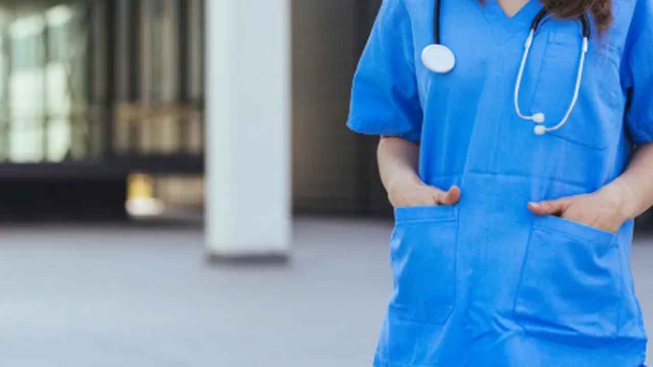 Hekim Birliği Sendikası’ndan scrubs tepkisi: Sağlık profesyonellerinin sağlığı maliyet hesabına indirgenemez Hekim Birliği Sendikası, sağlık profesyonellerine dağıtılan görev formalarının (scrubs) kumaş