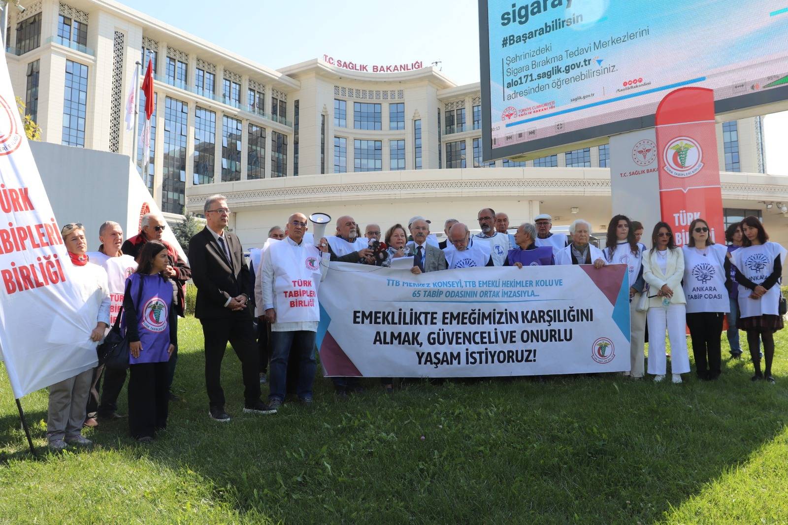 Emekli Hekimlerden Sağlık Bakanlığı Önünde Çağrı: Emeğimizin Karşılığını ve Onurlu Bir Yaşam İstiyoruz Türk Tabipleri Birliği ve 65 tabip odasının imzasıyla hazırlanan açıklamada,