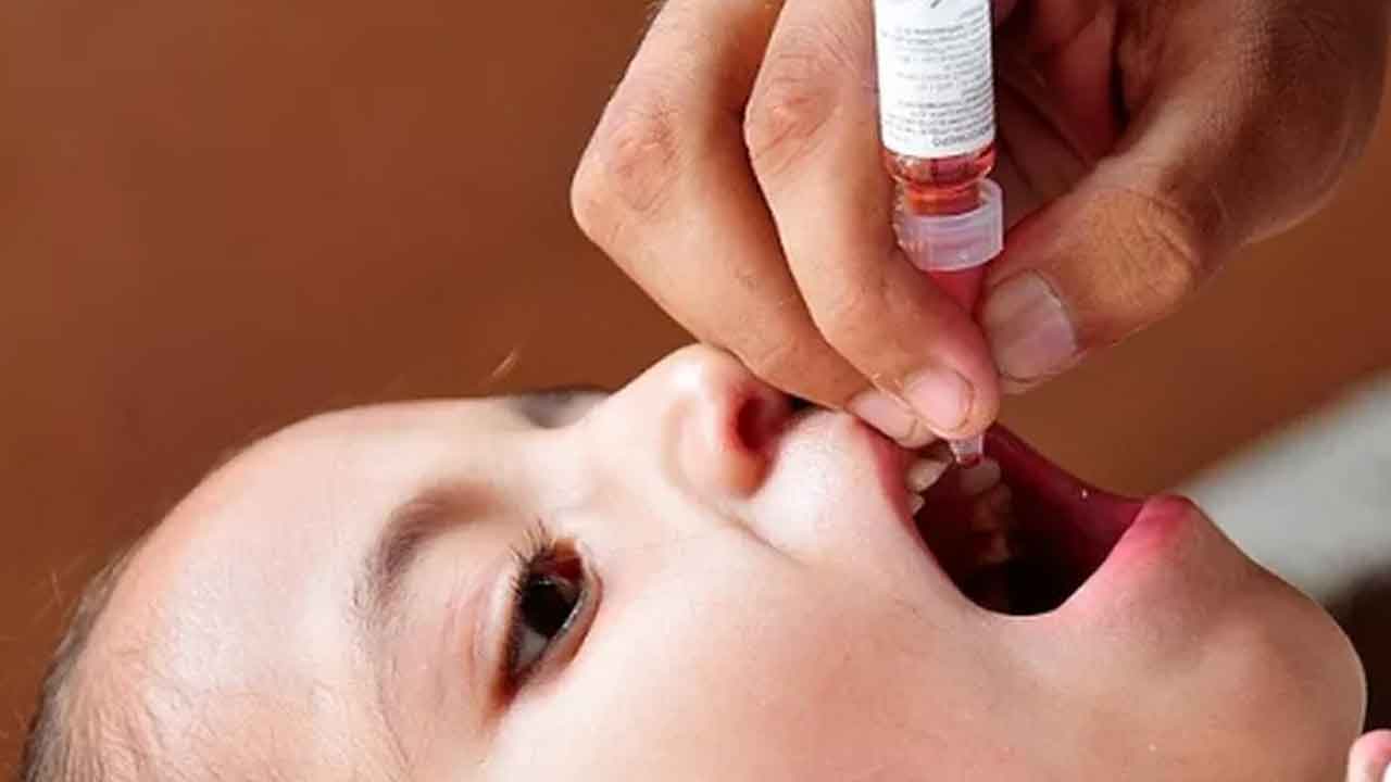 Çocuk felcine karşı en etkili koruma aşı Dünya Çocuk Felci Günü dolayısıyla ailelere çağrıda bulunan Prof. Dr.